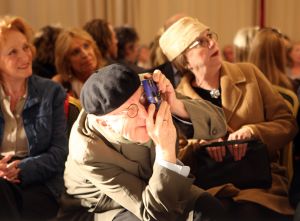 31-03-2010 SHOWBIZZ; MEVR. EN DHR. DE BOK KWAMEN ONAANGEKONDIGD BIJ DE COUTURE SHOW VAN SHEILA DE VRIES. De voorjaars modeshow 2010 werd weer gehouden in het Hilton hotel te Amsterdam. Geheel onaangekondig kwamen daar Andre van Duin en Corry van Gorp als de Bokkies kijken naar de modeshow van Sheila de Vries. Het stuntelende gedrag van deze figuren haalde al gauw de lachers uit hun couture pak en het werd lachen,gieren en brullen. Tijdens de modeshow hield het echtpaar zich echter in op nadrukkelijk verzoek van Sheila de Vries.
foto: Albert den Iseger