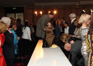 31-03-2010 SHOWBIZZ; MEVR. EN DHR. DE BOK KWAMEN ONAANGEKONDIGD BIJ DE COUTURE SHOW VAN SHEILA DE VRIES. De voorjaars modeshow 2010 werd weer gehouden in het Hilton hotel te Amsterdam. Geheel onaangekondig kwamen daar Andre van Duin en Corry van Gorp als de Bokkies kijken naar de modeshow van Sheila de Vries. Het stuntelende gedrag van deze figuren haalde al gauw de lachers uit hun couture pak en het werd lachen,gieren en brullen. Tijdens de modeshow hield het echtpaar zich echter in op nadrukkelijk verzoek van Sheila de Vries.
foto: Albert den Iseger