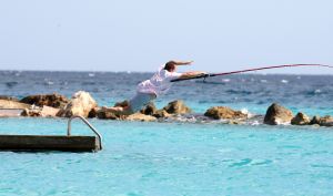 04-03-2010 SHOWBIZZ; FRANS BAUER SLOEG ZEEMEERMIN AAN DE HAAK IN CURACAO. tijdens de opname voorhet programma Banana split sloeg Frans aan het vissen in het azuur blauwe water. Na een half uurtje was het raak, Frans had beet, en hoe. U ziet het allemaal in een nieuwe serie van Bananasplit.
foto: Albert den Iseger.