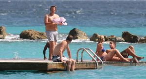 04-03-2010 SHOWBIZZ; FRANS BAUER SLOEG ZEEMEERMIN AAN DE HAAK IN CURACAO. tijdens de opname voorhet programma Banana split sloeg Frans aan het vissen in het azuur blauwe water. Na een half uurtje was het raak, Frans had beet, en hoe. U ziet het allemaal in een nieuwe serie van Bananasplit.
foto: Albert den Iseger.