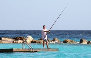 04-03-2010 SHOWBIZZ; FRANS BAUER SLOEG ZEEMEERMIN AAN DE HAAK IN CURACAO. tijdens de opname voorhet programma Banana split sloeg Frans aan het vissen in het azuur blauwe water. Na een half uurtje was het raak, Frans had beet, en hoe. U ziet het allemaal in een nieuwe serie van Bananasplit.
foto: Albert den Iseger.