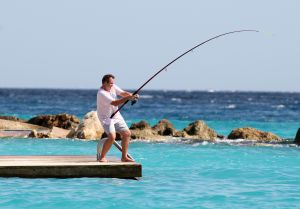 04-03-2010 SHOWBIZZ; FRANS BAUER SLOEG ZEEMEERMIN AAN DE HAAK IN CURACAO. tijdens de opname voorhet programma Banana split sloeg Frans aan het vissen in het azuur blauwe water. Na een half uurtje was het raak, Frans had beet, en hoe. U ziet het allemaal in een nieuwe serie van Bananasplit.
foto: Albert den Iseger.