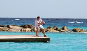 04-03-2010 SHOWBIZZ; FRANS BAUER SLOEG ZEEMEERMIN AAN DE HAAK IN CURACAO. tijdens de opname voorhet programma Banana split sloeg Frans aan het vissen in het azuur blauwe water. Na een half uurtje was het raak, Frans had beet, en hoe. U ziet het allemaal in een nieuwe serie van Bananasplit.
foto: Albert den Iseger.