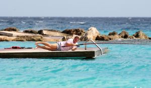 04-03-2010 SHOWBIZZ; FRANS BAUER SLOEG ZEEMEERMIN AAN DE HAAK IN CURACAO. tijdens de opname voorhet programma Banana split sloeg Frans aan het vissen in het azuur blauwe water. Na een half uurtje was het raak, Frans had beet, en hoe. U ziet het allemaal in een nieuwe serie van Bananasplit.
foto: Albert den Iseger.
