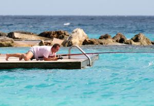 04-03-2010 SHOWBIZZ; FRANS BAUER SLOEG ZEEMEERMIN AAN DE HAAK IN CURACAO. tijdens de opname voorhet programma Banana split sloeg Frans aan het vissen in het azuur blauwe water. Na een half uurtje was het raak, Frans had beet, en hoe. U ziet het allemaal in een nieuwe serie van Bananasplit.
foto: Albert den Iseger.