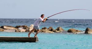 04-03-2010 SHOWBIZZ; FRANS BAUER SLOEG ZEEMEERMIN AAN DE HAAK IN CURACAO. tijdens de opname voorhet programma Banana split sloeg Frans aan het vissen in het azuur blauwe water. Na een half uurtje was het raak, Frans had beet, en hoe. U ziet het allemaal in een nieuwe serie van Bananasplit.
foto: Albert den Iseger.