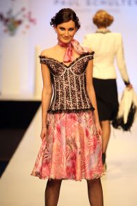 01-03-2010 SHOWBIZZ; HAUTE COUTURE SHOW VOORJAAR 2010 \