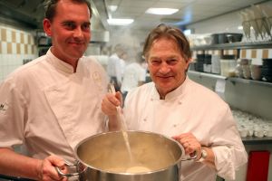 31-03-2010 SHOWBIZZ; FEESTJE IN RESTAURANT FABELS IN BERGEN WAS THUISKOMEN VOOR VELE BEKENDEN. Vele bekenden uit de schrijvers en artiesten wereld troffen elkaar bij een feestje voor het goede doel in Restaurant Fabels in het Noord Hollandse Bergen. Topper Gerard Joling vierde een thuisfeestje want Fabels is voor hem a place to be. 
foto: Albert den Iseger.