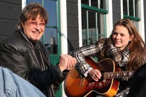 25-03-2010 SHOWBIZZ; PIET VEERMAN EN KLEINDOCHTER MELANIE JONK GAAN MOOIE MUZIEK SAMEN MAKEN.Een eerste optreden in het Volendamse was een daverend succes en Melanie mag dan ook gezien worden als een nieuw talent uit het Volendamse. Opa Piet Veerman is druk bezig om Melanie de fijne kneepjes van het vak te leren en het zal niet lang duren voordat heel Nederland kan gaan genieten van de heerlijke muziek van Melanie.
foto: Albert den Iseger