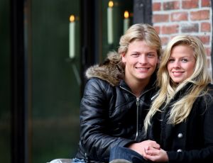 15-03-2010 SHOWBIZZ; THOMAS BERGE VERDWENEN OF VERBERGT HIJ ZICH.  De waarheid is dat Thomas verre weg van verdwenen is of spoorloos is. Thomas was al een tijdje grieperig en verkouden. De keelpijn is vervolgens overgeslagen op zijn stembanden. Waarop hij van advies van zijn arts 2 weken totale rust moet houden, niet praten en al helemaal niet zingen. Daisy de vriendin van Thomas is eveneens ziek, zij is tijdens de wintersport gevallen en heeft een beurse heup opgelopen en diverse blauwe plekken. Thomas en Daisy genieten nu van hun rust, thuis bij de moeder van Daisy. Ze worden daar door niemand gestoord en genieten in alle rust van elkaar. Alle verhalen die de ronde doen op de vele Showbizz sites sturen we bij deze een kaartje van het gelukkige paar.
Een foto van het verliefde paar aan het rand van het bos, na een heerlijke rustige wandeling.
foto: Albert den Iseger.