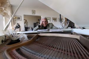 26-03-2011 SHOWBIZZ; AD VAN DER GEIN WORD 18 MEI A.S. 89 JAAR OUD. De oprichter van het Cocktail Trio dat vele hits scoorde in Nederland word binnenkort 89 jaar oud en speelt nog elke dag piano. Ook treed hij nog regelmatig op met het Cocktail Trio maar met een andere bezetting daar Carel Alberts en Tony More inmiddels zijn overleden. Ad van der Gein schreef vele bekende hits oa. voor Ria Valk en Willeke Alberti. 
foto: Albert den Iseger