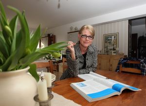 02-03-2011 SHOWBIZZ; HEIDY LOEFF-KRAUSCH HAALT UIT NAAR BOER RICHARD. Een verhaal van Hoe boer zoekt vrouw voor haar een zeer slechte soap werd. Yvonne Hoebe was op visite bij Heidy in Frankfurt en luisterde naar een zeer intelligente dame met de naam Heidy.
foto: Albert den Iseger