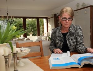 02-03-2011 SHOWBIZZ; HEIDY LOEFF-KRAUSCH HAALT UIT NAAR BOER RICHARD. Een verhaal van Hoe boer zoekt vrouw voor haar een zeer slechte soap werd. Yvonne Hoebe was op visite bij Heidy in Frankfurt en luisterde naar een zeer intelligente dame met de naam Heidy.
foto: Albert den Iseger