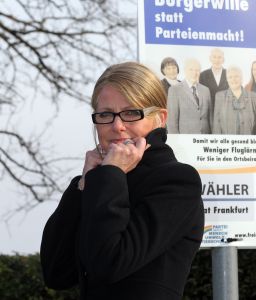 02-03-2011 SHOWBIZZ; HEIDY LOEFF-KRAUSCH HAALT UIT NAAR BOER RICHARD. Een verhaal van Hoe boer zoekt vrouw voor haar een zeer slechte soap werd. Yvonne Hoebe was op visite bij Heidy in Frankfurt en luisterde naar een zeer intelligente dame met de naam Heidy.
foto: Albert den Iseger