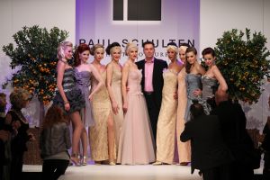 07-03-2011 SHOWBIZZ; PAUL SCHULTEN SHOWT VOORJAAR EN ZOMERMODE 2011. Zij  show LOVE IN PORTOFINO  was weer een echte mode knaller. Zijn modeshow laat zich het best omschrijven als een cruise, vertrekkend uit Amsterdam via Parijs naar Zuid Frankrijk waar je weer op stapt naar een tripje naar het Afrikaanse Tanger. Ongekende mooie combinaties van linnen,katoen,zijde,brokaat en chiffon. Kleuren zijn er in zwart-wit, Marine blauw en lichtblauw met Ecru en roze. De meer dan 400 gasten genoten weer in het Amsterdamse Okura van een heel middagje mode smullen.
foto: Albert den Iseger.