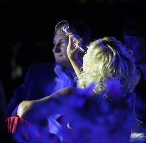 09-03-2011 SHOWBIZZ; MARISKA VAN KOLCK VERWERKT SCHEIDING MET PLEZIER. Misschien een nieuwe relatie voor Mariska van Kolck. Edgar Peer is nu haar steun en toeverlaat. Deze week onthullende foto s van het paar op een feestje in Groningen waar het paar niet van elkaar af kon blijven in weekblad Prive. Barbara Plugge ook ooggetuige van het prille geluk schreef een warm verhaal over Edgar en Mariska.
foto: Albert den Iseger