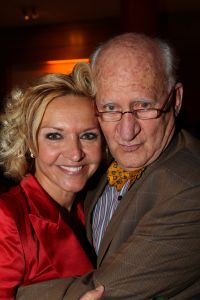 01-03-2011 SHOWBIZZ; JACQUES D ANCONA EN PARTNER HANS LANGHOUT HAALDEN DE STERREN NAAR GRONINGEN. Voor stichting HELP DIRECT kwamen tal van bekenden naar het verre Groningen om geheel belangeloos op te treden voor dit goede doel.
foto: Albert den Iseger.