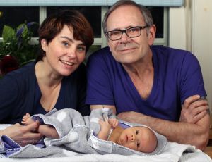 1-4-2012 SHOWBIZZ; IN BEN JULIUS DE NIJS. Rob en Henriette de Nijs zijn dolblij met hun mooiste baby ter wereld JULIUS. Evert Santegoeds reisde af naar het landelijke EDE en maakte een mooi verhaal dat vandaag word gepubliceerd op de PRIVE pagina van de TELEGRAAF. De gehele foto serie van de mooiste baby is binnenkort te zien op deze site.
exclusief foto: Albert den Iseger.
