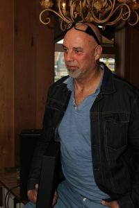 18-03-2012 SHOWBIZZ; SASKIA NOORT OVERHANDIGD EERSTE BOEK AAN JEUGDVRIEND RON MORET. Het boek met de titel SCHAAMSTREEK. Tekst is van de FLESSENPOST.
Schaamstreek, oesters en een koffie zet apparaat

Gistermiddag was het zo ver. De al eerder in het flesje aangekondigde presentatie van het boek de  Schaamstreek van schrijver Vincent Bakker bij restaurant Fabels vond plaats. De Bergense bestseller schrijfster Saskia Noort was uitgenodigd om het feestje op te leuken.
Ook de in deze contreien beroemde oesterkoning was aangekondigd, maar liet helaas verstek gaan. ondanks deze tegenslag vloeide de alcoholische drankjes rijkelijk. De Bergense kunstenaar Ron Moret staat centraal in het boek evenals de kunst10daagse 2011 en de Bergense kunst scene in zijn geheel. Saskia Noort hielt een warm, gloedvol en humoristisch betoog over het schrijfsel en Moret in het bijzonder. Het is slim en geniaal tegelijkertijd om daar eens een boekje over te schrijven, want ook landelijk wil men natuurlijk wel eens weten, wat er zich afspeelt in het sodom en gomora -bijgenaamd de Heerlijkheid- achter de duinen. 
Jammer is wel dat de schrijver zich blijkbaar niet realiseerde dat hij na de professionele presentatie van Noort er beter het zwijgen toe kan doen. En in plaats van wat onhoorbaar gemompel in een slecht afgestelde microfoon, eigenlijk alleen maar luidkeels hoeft te roepen, de Schaamstreek is bij alle Bergense boekhandels verkrijgbaar. maar alla de presentatie werd druk bezocht door een ieder die vindt dat hij tot de kunst scene behoord en natuurlijk ook die gene die hopen daar ooit toe kunnen behoren. En zelfs als dat laatste onmogelijk blijkt, dan is de iets te louwen kosteloos verkrijgbare bubbel toch altijd nog genoeg reden om aanwezig te zijn.
Als u nu denk, hoogste tijd om mezelf nu ook eindelijk eens op te dringen aan BB ers of BNers geen paniek, want u kunt op 21 maart a.s.  als ik het goed heb  met Saskia Noort aan tafel zitten samen met de schrijver Kluun bij ster restaurant Merlet. U kunt dan lunchen en twitteren voor het goede  iets met niet werkende spieren, naar ik me meen te herinneren  doel. Dus doe eens gek een prik met uw vorkje een sterretje weg. U kunt ook s-avond met  Michelin inspecteur  zanger Dries Roelvink aanschuiven, maar ik persoonlijk kies toch liever voor de lunch.
Verder Nog meer belangwekkend nieuws, want na lang wachten heeft niet alleen de Lamoraal een nieuwe handdoek automaat gekregen, maar na iets minder lang aandringen werd via een persbericht kenbaar gemaakt dat paviljoen  Uit de Kunst  een nieuw koffie zet apparaat heeft aangeschaft. Kortom wie beweert dat de horeca niet innovatief is heeft het mis. er gebeurt veel, heel veel
Op 31 maart a.s. daal bij Noord de afgang af, wandel een kwartier richting  de Kerf  en strijk neer bij een van de meest relaxte plekjes langs de Noordzeekust. Dan bestel ik een koffie  uit het nieuwe apparaat
  en ga eens lekker een uurtje  achet glas  over de Noordzee uit staren en over mijn zonden nadenken.., terwijl ik het net gedrukte en nu verkrijgbare boek 30 jaar Sissy-boy doorblader en denk wat een heerlijk schaamteloos dorp.
foto: Albert den Iseger
