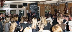18-03-2012 SHOWBIZZ; SASKIA NOORT OVERHANDIGD EERSTE BOEK AAN JEUGDVRIEND RON MORET. Het boek met de titel SCHAAMSTREEK. Tekst is van de FLESSENPOST.
Schaamstreek, oesters en een koffie zet apparaat

Gistermiddag was het zo ver. De al eerder in het flesje aangekondigde presentatie van het boek de  Schaamstreek van schrijver Vincent Bakker bij restaurant Fabels vond plaats. De Bergense bestseller schrijfster Saskia Noort was uitgenodigd om het feestje op te leuken.
Ook de in deze contreien beroemde oesterkoning was aangekondigd, maar liet helaas verstek gaan. ondanks deze tegenslag vloeide de alcoholische drankjes rijkelijk. De Bergense kunstenaar Ron Moret staat centraal in het boek evenals de kunst10daagse 2011 en de Bergense kunst scene in zijn geheel. Saskia Noort hielt een warm, gloedvol en humoristisch betoog over het schrijfsel en Moret in het bijzonder. Het is slim en geniaal tegelijkertijd om daar eens een boekje over te schrijven, want ook landelijk wil men natuurlijk wel eens weten, wat er zich afspeelt in het sodom en gomora -bijgenaamd de Heerlijkheid- achter de duinen. 
Jammer is wel dat de schrijver zich blijkbaar niet realiseerde dat hij na de professionele presentatie van Noort er beter het zwijgen toe kan doen. En in plaats van wat onhoorbaar gemompel in een slecht afgestelde microfoon, eigenlijk alleen maar luidkeels hoeft te roepen, de Schaamstreek is bij alle Bergense boekhandels verkrijgbaar. maar alla de presentatie werd druk bezocht door een ieder die vindt dat hij tot de kunst scene behoord en natuurlijk ook die gene die hopen daar ooit toe kunnen behoren. En zelfs als dat laatste onmogelijk blijkt, dan is de iets te louwen kosteloos verkrijgbare bubbel toch altijd nog genoeg reden om aanwezig te zijn.
Als u nu denk, hoogste tijd om mezelf nu ook eindelijk eens op te dringen aan BB ers of BNers geen paniek, want u kunt op 21 maart a.s.  als ik het goed heb  met Saskia Noort aan tafel zitten samen met de schrijver Kluun bij ster restaurant Merlet. U kunt dan lunchen en twitteren voor het goede  iets met niet werkende spieren, naar ik me meen te herinneren  doel. Dus doe eens gek een prik met uw vorkje een sterretje weg. U kunt ook s-avond met  Michelin inspecteur  zanger Dries Roelvink aanschuiven, maar ik persoonlijk kies toch liever voor de lunch.
Verder Nog meer belangwekkend nieuws, want na lang wachten heeft niet alleen de Lamoraal een nieuwe handdoek automaat gekregen, maar na iets minder lang aandringen werd via een persbericht kenbaar gemaakt dat paviljoen  Uit de Kunst  een nieuw koffie zet apparaat heeft aangeschaft. Kortom wie beweert dat de horeca niet innovatief is heeft het mis. er gebeurt veel, heel veel
Op 31 maart a.s. daal bij Noord de afgang af, wandel een kwartier richting  de Kerf  en strijk neer bij een van de meest relaxte plekjes langs de Noordzeekust. Dan bestel ik een koffie  uit het nieuwe apparaat
  en ga eens lekker een uurtje  achet glas  over de Noordzee uit staren en over mijn zonden nadenken.., terwijl ik het net gedrukte en nu verkrijgbare boek 30 jaar Sissy-boy doorblader en denk wat een heerlijk schaamteloos dorp.
foto: Albert den Iseger
