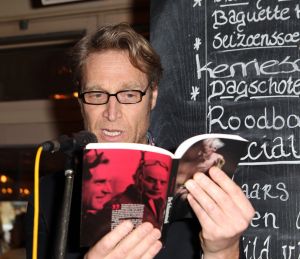 18-03-2012 SHOWBIZZ; SASKIA NOORT OVERHANDIGD EERSTE BOEK AAN JEUGDVRIEND RON MORET. Het boek met de titel SCHAAMSTREEK. Tekst is van de FLESSENPOST.
Schaamstreek, oesters en een koffie zet apparaat

Gistermiddag was het zo ver. De al eerder in het flesje aangekondigde presentatie van het boek de  Schaamstreek van schrijver Vincent Bakker bij restaurant Fabels vond plaats. De Bergense bestseller schrijfster Saskia Noort was uitgenodigd om het feestje op te leuken.
Ook de in deze contreien beroemde oesterkoning was aangekondigd, maar liet helaas verstek gaan. ondanks deze tegenslag vloeide de alcoholische drankjes rijkelijk. De Bergense kunstenaar Ron Moret staat centraal in het boek evenals de kunst10daagse 2011 en de Bergense kunst scene in zijn geheel. Saskia Noort hielt een warm, gloedvol en humoristisch betoog over het schrijfsel en Moret in het bijzonder. Het is slim en geniaal tegelijkertijd om daar eens een boekje over te schrijven, want ook landelijk wil men natuurlijk wel eens weten, wat er zich afspeelt in het sodom en gomora -bijgenaamd de Heerlijkheid- achter de duinen. 
Jammer is wel dat de schrijver zich blijkbaar niet realiseerde dat hij na de professionele presentatie van Noort er beter het zwijgen toe kan doen. En in plaats van wat onhoorbaar gemompel in een slecht afgestelde microfoon, eigenlijk alleen maar luidkeels hoeft te roepen, de Schaamstreek is bij alle Bergense boekhandels verkrijgbaar. maar alla de presentatie werd druk bezocht door een ieder die vindt dat hij tot de kunst scene behoord en natuurlijk ook die gene die hopen daar ooit toe kunnen behoren. En zelfs als dat laatste onmogelijk blijkt, dan is de iets te louwen kosteloos verkrijgbare bubbel toch altijd nog genoeg reden om aanwezig te zijn.
Als u nu denk, hoogste tijd om mezelf nu ook eindelijk eens op te dringen aan BB ers of BNers geen paniek, want u kunt op 21 maart a.s.  als ik het goed heb  met Saskia Noort aan tafel zitten samen met de schrijver Kluun bij ster restaurant Merlet. U kunt dan lunchen en twitteren voor het goede  iets met niet werkende spieren, naar ik me meen te herinneren  doel. Dus doe eens gek een prik met uw vorkje een sterretje weg. U kunt ook s-avond met  Michelin inspecteur  zanger Dries Roelvink aanschuiven, maar ik persoonlijk kies toch liever voor de lunch.
Verder Nog meer belangwekkend nieuws, want na lang wachten heeft niet alleen de Lamoraal een nieuwe handdoek automaat gekregen, maar na iets minder lang aandringen werd via een persbericht kenbaar gemaakt dat paviljoen  Uit de Kunst  een nieuw koffie zet apparaat heeft aangeschaft. Kortom wie beweert dat de horeca niet innovatief is heeft het mis. er gebeurt veel, heel veel
Op 31 maart a.s. daal bij Noord de afgang af, wandel een kwartier richting  de Kerf  en strijk neer bij een van de meest relaxte plekjes langs de Noordzeekust. Dan bestel ik een koffie  uit het nieuwe apparaat
  en ga eens lekker een uurtje  achet glas  over de Noordzee uit staren en over mijn zonden nadenken.., terwijl ik het net gedrukte en nu verkrijgbare boek 30 jaar Sissy-boy doorblader en denk wat een heerlijk schaamteloos dorp.
foto: Albert den Iseger
