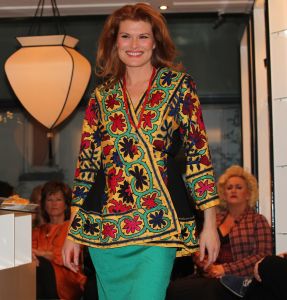 31-03-2013 SHOWBIZZ; SHEILA DE VRIES GEEFT EXCLUSIEVE AVONDSHOW. AMSTERDAM - Het is akelig koud de hele week. Een snijdende wind, constateerde fashiondesigner Sheila De Vries die een exclusieve avondshow geeft voor haar klanten in haar winkel Sheila & Gideon Collections in de Cornelis Schuytstraat. Maar ondanks het ijskoude weer presenteren wij vanavond toch veel lange luchtige zomerjurken met een lage rug. Sheila De Vries werd onder meer bekend door de prachtige couture die zij ontwerpt voor Koningin Beatrix. Iedereen wacht met spanning op De Jurk van 30 april. Maar vanavond wordt haar show gepresenteerd door ... de actrices van Purper.
Zij laten in haar winkel in de hoofdstad haar nieuwe collectie zien. Met veel lange jurken en kaftans voor iedere maat en figuur. Van slankmakende voile en kantachtige materialen. Sheila reist de hele wereld af voor deze unieke stoffen waarvan zij zeer verschillende creaties maakt. Deze keer adviseert zij haar klanten voor de zomer altijd iets van zwart en wit in de kast te hebben. En dat mag ook best in een dessin zijn uitgevoerd.
Sheila maakt prachtige feelgood-jurken die iedere vrouw zowel op een gala als op een avond thuis fasntastisch staan. Jasjes met een meesterlijk dessin, bijzondere tassen, schoenen en sieraden naar eigen ontwerp. En Gideon toont markante jacks voor de moderne man. 
Alle actrices van Purper hebben hun eigen onnavolgbare manier om de creaties van Sheila aan de klanten te tonen. De markante verschijning van Gerrie Van der Klei is onvergetelijk als zij tijdens haar ronde in een lange krijtwitte en rechte jurk van opengewerkt materiaal vol waardigheid met een grote donkere bril op snel een slokje uit een glas wijn gapt. Zoiets zul je een echte mannequin nooit zien doen. Celine Purcell met haar grappige uitstraling is eenvoudig zichzelf.
Ook de blonde Mylou Frencken maakt tijdens deze show wat vrolijke danspassen die herinneren aan de Zumba van de sportschool. Enkele van de klanten van Sheila vertellen mij tijdens de afterparty deze show zo waarderen omdat hier nu eens dames met echte rondingen te zien zijn die ieder hun eigen stijl hebben... Dat klopt want de mysterieuze gratie van professionele mannequins is echt een vak apart. Toch weet Sheila s muze Anouk Van Nes als getraind danseres in een lange zwarte galajurk deze stijl met haar bijzondere flair goed te presenteren.
Het publiek houdt af en toe de adem in bij deze bijzondere Purper-presentatie. Maar hoe verrassend is dit theaterseizoen waar in plaats van vier heren in rokkostuum nu eens een groep van vier vrouwen in rok op de buhne als Purper optreedt. Vier dames die van wanten weten! De Purper Ladies zijn Gerrie Van der Klei, Anouk Van Nes, Celine Purcell en Mylou Frencken.
Vier vakvrouwen ook die hun sporen in het theater ruimschoots hebben verdiend en garant staan voor topkwaliteit, passend bij de Purper traditie. Een traditie die zich in het komend seizoen zal vernieuwen en verdiepen. Vrouwen van verschillende leeftijd en achtergrond die het publiek een avondlang zinnig entertainen. Vrouwen met lef, gein en geweldige stemmen. Het moet een Purper op haar best worden. Uniek. Als genre op zich, niet te imiteren.
Thema: Hoe staan vrouwen van verschillende leeftijden vandaag de dag in het leven? Een onderwerp dat met een gezonde dosis zelfspot tot een hilarische theateravond zal leiden. 
Fasten your seatbelts: de Purper Ladies komen eraan! Het wordt een heerlijk avondje uit!
foto: Albert den Iseger.