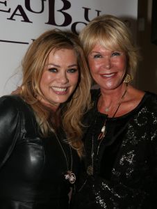 20-03-2013 SHOWBIZZ; OP DE JAARLIJKSE NANNIC PARTY WON ANTJE MONTERO DE AWARD. 
Tijdens de jaarlijkse Nannic Lunch wordt altijd een prijs uitgereikt voor aan een bekende vrouw die verantwoordelijkheid neemt voor haar eigen leven en voor haar omgeving. En dit jaar was dat Antje Monteiro.
foto: Albert den Iseger.