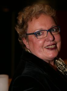 15-03-2013 SHOWBIZZ; HEDDY LESTER EN INE KUHR ZIJN DE FOUTE SARAHS.Vanaf de dag dat u vijftig wordt is niets meer hetzelfde. Plotseling wordt u bedolven onder de Sarah-aanbiedingen  van Tena Ladies, Durex glijmiddel tot artrose cremepjes. Maar dat is nog niet het ergste! Want opeens worden er ook allerlei eisen aan u gesteld door mensen die het beter weten. Maar als u weigert te schikken beginnen de problemen pas goed. Want voor foute Sarahs is geen plek in de samenleving. Logisch dus dat maar weinig Sarahs die strijd aangaan. Maar ze zijn er wel. Laat u meevoeren naar het hol van deze dappere leeuwinnen. Beleef de scherpe dialogen, ontboezemingen en levenshumor. Wees getuige van confrontaties tussen oudere en jongere vrouwen. Heddy Lester en Ine kuhr met in elk theater een gastacteur.
foto: Albert den Iseger