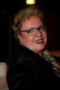 15-03-2013 SHOWBIZZ; HEDDY LESTER EN INE KUHR ZIJN DE FOUTE SARAHS.Vanaf de dag dat u vijftig wordt is niets meer hetzelfde. Plotseling wordt u bedolven onder de Sarah-aanbiedingen  van Tena Ladies, Durex glijmiddel tot artrose cremepjes. Maar dat is nog niet het ergste! Want opeens worden er ook allerlei eisen aan u gesteld door mensen die het beter weten. Maar als u weigert te schikken beginnen de problemen pas goed. Want voor foute Sarahs is geen plek in de samenleving. Logisch dus dat maar weinig Sarahs die strijd aangaan. Maar ze zijn er wel. Laat u meevoeren naar het hol van deze dappere leeuwinnen. Beleef de scherpe dialogen, ontboezemingen en levenshumor. Wees getuige van confrontaties tussen oudere en jongere vrouwen. Heddy Lester en Ine kuhr met in elk theater een gastacteur.
foto: Albert den Iseger