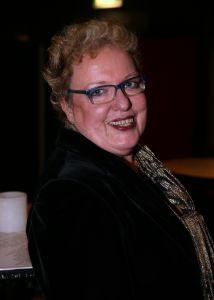15-03-2013 SHOWBIZZ; HEDDY LESTER EN INE KUHR ZIJN DE FOUTE SARAHS.Vanaf de dag dat u vijftig wordt is niets meer hetzelfde. Plotseling wordt u bedolven onder de Sarah-aanbiedingen  van Tena Ladies, Durex glijmiddel tot artrose cremepjes. Maar dat is nog niet het ergste! Want opeens worden er ook allerlei eisen aan u gesteld door mensen die het beter weten. Maar als u weigert te schikken beginnen de problemen pas goed. Want voor foute Sarahs is geen plek in de samenleving. Logisch dus dat maar weinig Sarahs die strijd aangaan. Maar ze zijn er wel. Laat u meevoeren naar het hol van deze dappere leeuwinnen. Beleef de scherpe dialogen, ontboezemingen en levenshumor. Wees getuige van confrontaties tussen oudere en jongere vrouwen. Heddy Lester en Ine kuhr met in elk theater een gastacteur.
foto: Albert den Iseger