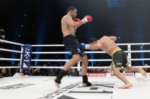 20-03-2013 SPORT; BADR HARI VOOR HET EERST WEER IN DE RING BIJ K-1 GEVECHT IN ZAGREB. Na een korte periode van veel trainen stond Badr Hari weer in de ring in de ARENA van Zagreb. Estelle-Maxime en Joelle waren mee om Badr toe te juichen. Helaas liep Badr in de eerste ronde een heftige  blessure op zodat hij niet verder kon naar de eventuele finale plaats.
foto: Albert den Iseger.