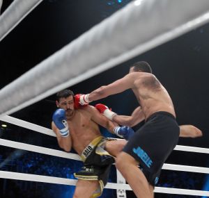 20-03-2013 SPORT; BADR HARI VOOR HET EERST WEER IN DE RING BIJ K-1 GEVECHT IN ZAGREB. Na een korte periode van veel trainen stond Badr Hari weer in de ring in de ARENA van Zagreb. Estelle-Maxime en Joelle waren mee om Badr toe te juichen. Helaas liep Badr in de eerste ronde een heftige  blessure op zodat hij niet verder kon naar de eventuele finale plaats.
foto: Albert den Iseger.