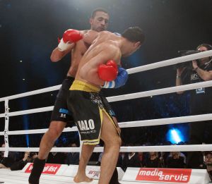 20-03-2013 SPORT; BADR HARI VOOR HET EERST WEER IN DE RING BIJ K-1 GEVECHT IN ZAGREB. Na een korte periode van veel trainen stond Badr Hari weer in de ring in de ARENA van Zagreb. Estelle-Maxime en Joelle waren mee om Badr toe te juichen. Helaas liep Badr in de eerste ronde een heftige  blessure op zodat hij niet verder kon naar de eventuele finale plaats.
foto: Albert den Iseger.