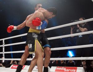 20-03-2013 SPORT; BADR HARI VOOR HET EERST WEER IN DE RING BIJ K-1 GEVECHT IN ZAGREB. Na een korte periode van veel trainen stond Badr Hari weer in de ring in de ARENA van Zagreb. Estelle-Maxime en Joelle waren mee om Badr toe te juichen. Helaas liep Badr in de eerste ronde een heftige  blessure op zodat hij niet verder kon naar de eventuele finale plaats.
foto: Albert den Iseger.