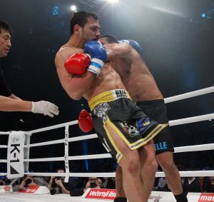 20-03-2013 SPORT; BADR HARI VOOR HET EERST WEER IN DE RING BIJ K-1 GEVECHT IN ZAGREB. Na een korte periode van veel trainen stond Badr Hari weer in de ring in de ARENA van Zagreb. Estelle-Maxime en Joelle waren mee om Badr toe te juichen. Helaas liep Badr in de eerste ronde een heftige  blessure op zodat hij niet verder kon naar de eventuele finale plaats.
foto: Albert den Iseger.