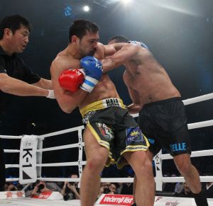 20-03-2013 SPORT; BADR HARI VOOR HET EERST WEER IN DE RING BIJ K-1 GEVECHT IN ZAGREB. Na een korte periode van veel trainen stond Badr Hari weer in de ring in de ARENA van Zagreb. Estelle-Maxime en Joelle waren mee om Badr toe te juichen. Helaas liep Badr in de eerste ronde een heftige  blessure op zodat hij niet verder kon naar de eventuele finale plaats.
foto: Albert den Iseger.