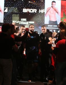 20-03-2013 SPORT; BADR HARI VOOR HET EERST WEER IN DE RING BIJ K-1 GEVECHT IN ZAGREB. Na een korte periode van veel trainen stond Badr Hari weer in de ring in de ARENA van Zagreb. Estelle-Maxime en Joelle waren mee om Badr toe te juichen. Helaas liep Badr in de eerste ronde een heftige  blessure op zodat hij niet verder kon naar de eventuele finale plaats.
foto: Albert den Iseger.