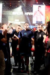 20-03-2013 SPORT; BADR HARI VOOR HET EERST WEER IN DE RING BIJ K-1 GEVECHT IN ZAGREB. Na een korte periode van veel trainen stond Badr Hari weer in de ring in de ARENA van Zagreb. Estelle-Maxime en Joelle waren mee om Badr toe te juichen. Helaas liep Badr in de eerste ronde een heftige  blessure op zodat hij niet verder kon naar de eventuele finale plaats.
foto: Albert den Iseger.