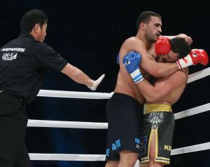 20-03-2013 SPORT; BADR HARI VOOR HET EERST WEER IN DE RING BIJ K-1 GEVECHT IN ZAGREB. Na een korte periode van veel trainen stond Badr Hari weer in de ring in de ARENA van Zagreb. Estelle-Maxime en Joelle waren mee om Badr toe te juichen. Helaas liep Badr in de eerste ronde een heftige  blessure op zodat hij niet verder kon naar de eventuele finale plaats.
foto: Albert den Iseger.