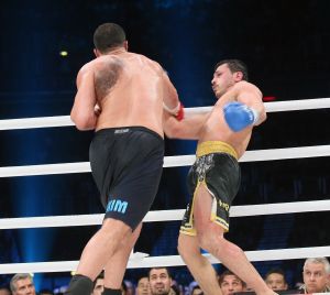 20-03-2013 SPORT; BADR HARI VOOR HET EERST WEER IN DE RING BIJ K-1 GEVECHT IN ZAGREB. Na een korte periode van veel trainen stond Badr Hari weer in de ring in de ARENA van Zagreb. Estelle-Maxime en Joelle waren mee om Badr toe te juichen. Helaas liep Badr in de eerste ronde een heftige  blessure op zodat hij niet verder kon naar de eventuele finale plaats.
foto: Albert den Iseger.