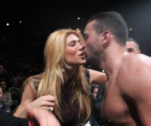 20-03-2013 SPORT; BADR HARI VOOR HET EERST WEER IN DE RING BIJ K-1 GEVECHT IN ZAGREB. Na een korte periode van veel trainen stond Badr Hari weer in de ring in de ARENA van Zagreb. Estelle-Maxime en Joelle waren mee om Badr toe te juichen. Helaas liep Badr in de eerste ronde een heftige  blessure op zodat hij niet verder kon naar de eventuele finale plaats.
foto: Albert den Iseger.
