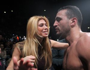20-03-2013 SPORT; BADR HARI VOOR HET EERST WEER IN DE RING BIJ K-1 GEVECHT IN ZAGREB. Na een korte periode van veel trainen stond Badr Hari weer in de ring in de ARENA van Zagreb. Estelle-Maxime en Joelle waren mee om Badr toe te juichen. Helaas liep Badr in de eerste ronde een heftige  blessure op zodat hij niet verder kon naar de eventuele finale plaats.
foto: Albert den Iseger.