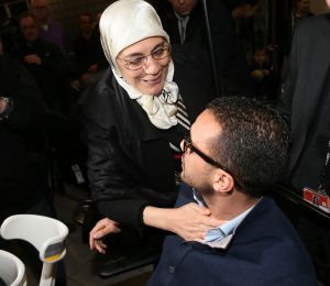 20-03-2013 SPORT; BADR HARI VOOR HET EERST WEER IN DE RING BIJ K-1 GEVECHT IN ZAGREB. Na een korte periode van veel trainen stond Badr Hari weer in de ring in de ARENA van Zagreb. Estelle-Maxime en Joelle waren mee om Badr toe te juichen. Helaas liep Badr in de eerste ronde een heftige  blessure op zodat hij niet verder kon naar de eventuele finale plaats.
foto: Albert den Iseger.