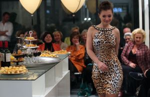 31-03-2013 SHOWBIZZ; SHEILA DE VRIES GEEFT EXCLUSIEVE AVONDSHOW. AMSTERDAM - Het is akelig koud de hele week. Een snijdende wind, constateerde fashiondesigner Sheila De Vries die een exclusieve avondshow geeft voor haar klanten in haar winkel Sheila & Gideon Collections in de Cornelis Schuytstraat. Maar ondanks het ijskoude weer presenteren wij vanavond toch veel lange luchtige zomerjurken met een lage rug. Sheila De Vries werd onder meer bekend door de prachtige couture die zij ontwerpt voor Koningin Beatrix. Iedereen wacht met spanning op De Jurk van 30 april. Maar vanavond wordt haar show gepresenteerd door ... de actrices van Purper.
Zij laten in haar winkel in de hoofdstad haar nieuwe collectie zien. Met veel lange jurken en kaftans voor iedere maat en figuur. Van slankmakende voile en kantachtige materialen. Sheila reist de hele wereld af voor deze unieke stoffen waarvan zij zeer verschillende creaties maakt. Deze keer adviseert zij haar klanten voor de zomer altijd iets van zwart en wit in de kast te hebben. En dat mag ook best in een dessin zijn uitgevoerd.
Sheila maakt prachtige feelgood-jurken die iedere vrouw zowel op een gala als op een avond thuis fasntastisch staan. Jasjes met een meesterlijk dessin, bijzondere tassen, schoenen en sieraden naar eigen ontwerp. En Gideon toont markante jacks voor de moderne man. 
Alle actrices van Purper hebben hun eigen onnavolgbare manier om de creaties van Sheila aan de klanten te tonen. De markante verschijning van Gerrie Van der Klei is onvergetelijk als zij tijdens haar ronde in een lange krijtwitte en rechte jurk van opengewerkt materiaal vol waardigheid met een grote donkere bril op snel een slokje uit een glas wijn gapt. Zoiets zul je een echte mannequin nooit zien doen. Celine Purcell met haar grappige uitstraling is eenvoudig zichzelf.
Ook de blonde Mylou Frencken maakt tijdens deze show wat vrolijke danspassen die herinneren aan de Zumba van de sportschool. Enkele van de klanten van Sheila vertellen mij tijdens de afterparty deze show zo waarderen omdat hier nu eens dames met echte rondingen te zien zijn die ieder hun eigen stijl hebben... Dat klopt want de mysterieuze gratie van professionele mannequins is echt een vak apart. Toch weet Sheila s muze Anouk Van Nes als getraind danseres in een lange zwarte galajurk deze stijl met haar bijzondere flair goed te presenteren.
Het publiek houdt af en toe de adem in bij deze bijzondere Purper-presentatie. Maar hoe verrassend is dit theaterseizoen waar in plaats van vier heren in rokkostuum nu eens een groep van vier vrouwen in rok op de buhne als Purper optreedt. Vier dames die van wanten weten! De Purper Ladies zijn Gerrie Van der Klei, Anouk Van Nes, Celine Purcell en Mylou Frencken.
Vier vakvrouwen ook die hun sporen in het theater ruimschoots hebben verdiend en garant staan voor topkwaliteit, passend bij de Purper traditie. Een traditie die zich in het komend seizoen zal vernieuwen en verdiepen. Vrouwen van verschillende leeftijd en achtergrond die het publiek een avondlang zinnig entertainen. Vrouwen met lef, gein en geweldige stemmen. Het moet een Purper op haar best worden. Uniek. Als genre op zich, niet te imiteren.
Thema: Hoe staan vrouwen van verschillende leeftijden vandaag de dag in het leven? Een onderwerp dat met een gezonde dosis zelfspot tot een hilarische theateravond zal leiden. 
Fasten your seatbelts: de Purper Ladies komen eraan! Het wordt een heerlijk avondje uit!
foto: Albert den Iseger.