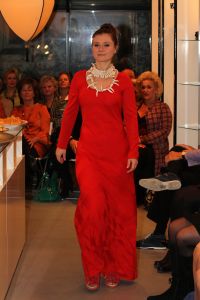 31-03-2013 SHOWBIZZ; SHEILA DE VRIES GEEFT EXCLUSIEVE AVONDSHOW. AMSTERDAM - Het is akelig koud de hele week. Een snijdende wind, constateerde fashiondesigner Sheila De Vries die een exclusieve avondshow geeft voor haar klanten in haar winkel Sheila & Gideon Collections in de Cornelis Schuytstraat. Maar ondanks het ijskoude weer presenteren wij vanavond toch veel lange luchtige zomerjurken met een lage rug. Sheila De Vries werd onder meer bekend door de prachtige couture die zij ontwerpt voor Koningin Beatrix. Iedereen wacht met spanning op De Jurk van 30 april. Maar vanavond wordt haar show gepresenteerd door ... de actrices van Purper.
Zij laten in haar winkel in de hoofdstad haar nieuwe collectie zien. Met veel lange jurken en kaftans voor iedere maat en figuur. Van slankmakende voile en kantachtige materialen. Sheila reist de hele wereld af voor deze unieke stoffen waarvan zij zeer verschillende creaties maakt. Deze keer adviseert zij haar klanten voor de zomer altijd iets van zwart en wit in de kast te hebben. En dat mag ook best in een dessin zijn uitgevoerd.
Sheila maakt prachtige feelgood-jurken die iedere vrouw zowel op een gala als op een avond thuis fasntastisch staan. Jasjes met een meesterlijk dessin, bijzondere tassen, schoenen en sieraden naar eigen ontwerp. En Gideon toont markante jacks voor de moderne man. 
Alle actrices van Purper hebben hun eigen onnavolgbare manier om de creaties van Sheila aan de klanten te tonen. De markante verschijning van Gerrie Van der Klei is onvergetelijk als zij tijdens haar ronde in een lange krijtwitte en rechte jurk van opengewerkt materiaal vol waardigheid met een grote donkere bril op snel een slokje uit een glas wijn gapt. Zoiets zul je een echte mannequin nooit zien doen. Celine Purcell met haar grappige uitstraling is eenvoudig zichzelf.
Ook de blonde Mylou Frencken maakt tijdens deze show wat vrolijke danspassen die herinneren aan de Zumba van de sportschool. Enkele van de klanten van Sheila vertellen mij tijdens de afterparty deze show zo waarderen omdat hier nu eens dames met echte rondingen te zien zijn die ieder hun eigen stijl hebben... Dat klopt want de mysterieuze gratie van professionele mannequins is echt een vak apart. Toch weet Sheila s muze Anouk Van Nes als getraind danseres in een lange zwarte galajurk deze stijl met haar bijzondere flair goed te presenteren.
Het publiek houdt af en toe de adem in bij deze bijzondere Purper-presentatie. Maar hoe verrassend is dit theaterseizoen waar in plaats van vier heren in rokkostuum nu eens een groep van vier vrouwen in rok op de buhne als Purper optreedt. Vier dames die van wanten weten! De Purper Ladies zijn Gerrie Van der Klei, Anouk Van Nes, Celine Purcell en Mylou Frencken.
Vier vakvrouwen ook die hun sporen in het theater ruimschoots hebben verdiend en garant staan voor topkwaliteit, passend bij de Purper traditie. Een traditie die zich in het komend seizoen zal vernieuwen en verdiepen. Vrouwen van verschillende leeftijd en achtergrond die het publiek een avondlang zinnig entertainen. Vrouwen met lef, gein en geweldige stemmen. Het moet een Purper op haar best worden. Uniek. Als genre op zich, niet te imiteren.
Thema: Hoe staan vrouwen van verschillende leeftijden vandaag de dag in het leven? Een onderwerp dat met een gezonde dosis zelfspot tot een hilarische theateravond zal leiden. 
Fasten your seatbelts: de Purper Ladies komen eraan! Het wordt een heerlijk avondje uit!
foto: Albert den Iseger.