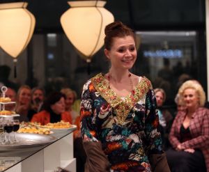 31-03-2013 SHOWBIZZ; SHEILA DE VRIES GEEFT EXCLUSIEVE AVONDSHOW. AMSTERDAM - Het is akelig koud de hele week. Een snijdende wind, constateerde fashiondesigner Sheila De Vries die een exclusieve avondshow geeft voor haar klanten in haar winkel Sheila & Gideon Collections in de Cornelis Schuytstraat. Maar ondanks het ijskoude weer presenteren wij vanavond toch veel lange luchtige zomerjurken met een lage rug. Sheila De Vries werd onder meer bekend door de prachtige couture die zij ontwerpt voor Koningin Beatrix. Iedereen wacht met spanning op De Jurk van 30 april. Maar vanavond wordt haar show gepresenteerd door ... de actrices van Purper.
Zij laten in haar winkel in de hoofdstad haar nieuwe collectie zien. Met veel lange jurken en kaftans voor iedere maat en figuur. Van slankmakende voile en kantachtige materialen. Sheila reist de hele wereld af voor deze unieke stoffen waarvan zij zeer verschillende creaties maakt. Deze keer adviseert zij haar klanten voor de zomer altijd iets van zwart en wit in de kast te hebben. En dat mag ook best in een dessin zijn uitgevoerd.
Sheila maakt prachtige feelgood-jurken die iedere vrouw zowel op een gala als op een avond thuis fasntastisch staan. Jasjes met een meesterlijk dessin, bijzondere tassen, schoenen en sieraden naar eigen ontwerp. En Gideon toont markante jacks voor de moderne man. 
Alle actrices van Purper hebben hun eigen onnavolgbare manier om de creaties van Sheila aan de klanten te tonen. De markante verschijning van Gerrie Van der Klei is onvergetelijk als zij tijdens haar ronde in een lange krijtwitte en rechte jurk van opengewerkt materiaal vol waardigheid met een grote donkere bril op snel een slokje uit een glas wijn gapt. Zoiets zul je een echte mannequin nooit zien doen. Celine Purcell met haar grappige uitstraling is eenvoudig zichzelf.
Ook de blonde Mylou Frencken maakt tijdens deze show wat vrolijke danspassen die herinneren aan de Zumba van de sportschool. Enkele van de klanten van Sheila vertellen mij tijdens de afterparty deze show zo waarderen omdat hier nu eens dames met echte rondingen te zien zijn die ieder hun eigen stijl hebben... Dat klopt want de mysterieuze gratie van professionele mannequins is echt een vak apart. Toch weet Sheila s muze Anouk Van Nes als getraind danseres in een lange zwarte galajurk deze stijl met haar bijzondere flair goed te presenteren.
Het publiek houdt af en toe de adem in bij deze bijzondere Purper-presentatie. Maar hoe verrassend is dit theaterseizoen waar in plaats van vier heren in rokkostuum nu eens een groep van vier vrouwen in rok op de buhne als Purper optreedt. Vier dames die van wanten weten! De Purper Ladies zijn Gerrie Van der Klei, Anouk Van Nes, Celine Purcell en Mylou Frencken.
Vier vakvrouwen ook die hun sporen in het theater ruimschoots hebben verdiend en garant staan voor topkwaliteit, passend bij de Purper traditie. Een traditie die zich in het komend seizoen zal vernieuwen en verdiepen. Vrouwen van verschillende leeftijd en achtergrond die het publiek een avondlang zinnig entertainen. Vrouwen met lef, gein en geweldige stemmen. Het moet een Purper op haar best worden. Uniek. Als genre op zich, niet te imiteren.
Thema: Hoe staan vrouwen van verschillende leeftijden vandaag de dag in het leven? Een onderwerp dat met een gezonde dosis zelfspot tot een hilarische theateravond zal leiden. 
Fasten your seatbelts: de Purper Ladies komen eraan! Het wordt een heerlijk avondje uit!
foto: Albert den Iseger.