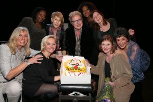 15-03-2013 SHOWBIZZ; HEDDY LESTER EN INE KUHR ZIJN DE FOUTE SARAHS.Vanaf de dag dat u vijftig wordt is niets meer hetzelfde. Plotseling wordt u bedolven onder de Sarah-aanbiedingen  van Tena Ladies, Durex glijmiddel tot artrose cremepjes. Maar dat is nog niet het ergste! Want opeens worden er ook allerlei eisen aan u gesteld door mensen die het beter weten. Maar als u weigert te schikken beginnen de problemen pas goed. Want voor foute Sarahs is geen plek in de samenleving. Logisch dus dat maar weinig Sarahs die strijd aangaan. Maar ze zijn er wel. Laat u meevoeren naar het hol van deze dappere leeuwinnen. Beleef de scherpe dialogen, ontboezemingen en levenshumor. Wees getuige van confrontaties tussen oudere en jongere vrouwen. Heddy Lester en Ine kuhr met in elk theater een gastacteur.
foto: Albert den Iseger