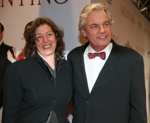 19-03-2013 SHOWBIZZ; NAJIB AMHALI IS VALENTINO IN NIEUWE NEDERLANDSE FAMILIE FILM. 
Valentino 39 jaar is een succesvolle Italiaanse Maserati-verkoper en heeft een relatie met Monique, de dochter van zijn baas. Hij staat op het punt promotie te maken en met zijn grote liefde te trouwen. Maar Valentino heeft een probleem; hij is namelijk geen Italiaan. Als zijn vader een hartaanval krijgt, doet hij een emotioneel beroep op zijn zoon. Valentino stemt in, maar al snel dreigt zijn promotie tot directeur hierdoor volledig in het water te vallen. En erger nog; door alle smoezen begint Monique te twijfelen aan zijn liefde. Om de vrouw van zijn dromen te behouden, zal Valentino zijn Italiaanse masker af moeten zetten. Wij waren bij de premiere in  PaltheTuschinski te Amsterdam en zagen een aantal BN ers de rode loper betreden.
Foto: Albert den Iseger.