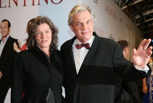 19-03-2013 SHOWBIZZ; NAJIB AMHALI IS VALENTINO IN NIEUWE NEDERLANDSE FAMILIE FILM. 
Valentino 39 jaar is een succesvolle Italiaanse Maserati-verkoper en heeft een relatie met Monique, de dochter van zijn baas. Hij staat op het punt promotie te maken en met zijn grote liefde te trouwen. Maar Valentino heeft een probleem; hij is namelijk geen Italiaan. Als zijn vader een hartaanval krijgt, doet hij een emotioneel beroep op zijn zoon. Valentino stemt in, maar al snel dreigt zijn promotie tot directeur hierdoor volledig in het water te vallen. En erger nog; door alle smoezen begint Monique te twijfelen aan zijn liefde. Om de vrouw van zijn dromen te behouden, zal Valentino zijn Italiaanse masker af moeten zetten. Wij waren bij de premiere in  PaltheTuschinski te Amsterdam en zagen een aantal BN ers de rode loper betreden.
Foto: Albert den Iseger.