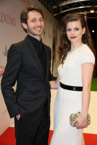 19-03-2013 SHOWBIZZ; NAJIB AMHALI IS VALENTINO IN NIEUWE NEDERLANDSE FAMILIE FILM. 
Valentino 39 jaar is een succesvolle Italiaanse Maserati-verkoper en heeft een relatie met Monique, de dochter van zijn baas. Hij staat op het punt promotie te maken en met zijn grote liefde te trouwen. Maar Valentino heeft een probleem; hij is namelijk geen Italiaan. Als zijn vader een hartaanval krijgt, doet hij een emotioneel beroep op zijn zoon. Valentino stemt in, maar al snel dreigt zijn promotie tot directeur hierdoor volledig in het water te vallen. En erger nog; door alle smoezen begint Monique te twijfelen aan zijn liefde. Om de vrouw van zijn dromen te behouden, zal Valentino zijn Italiaanse masker af moeten zetten. Wij waren bij de premiere in  PaltheTuschinski te Amsterdam en zagen een aantal BN ers de rode loper betreden.
Foto: Albert den Iseger.